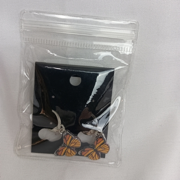 2/30$ Or 3/$35 Dainty Orange And Black Butterfly Snapback Earrings-(#0170) - Picture 2 of 3